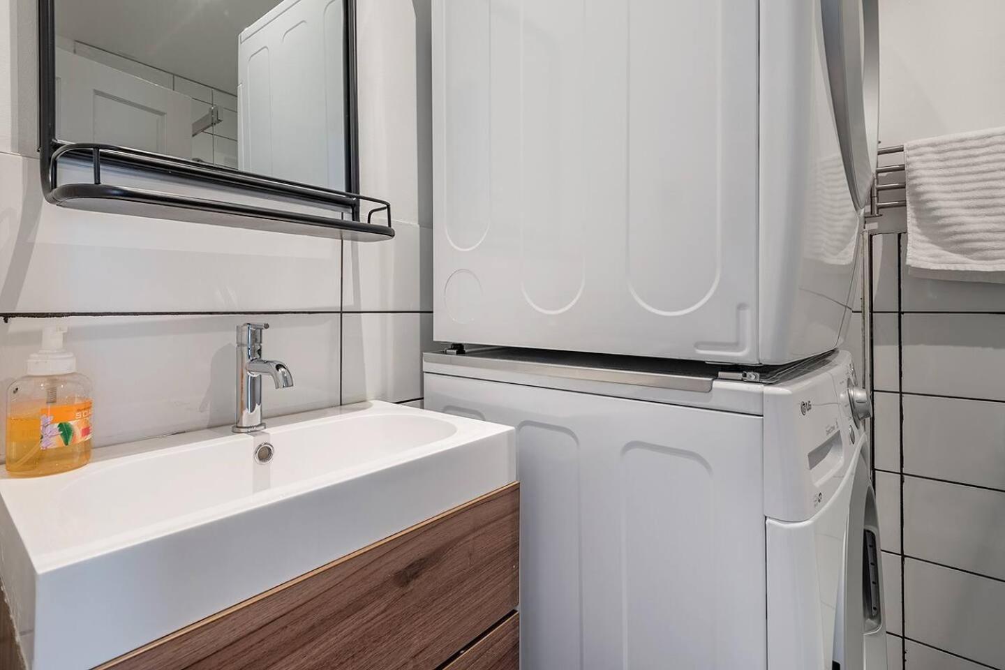 5-Star Prime Location - Bright Condo Montreal Exterior photo